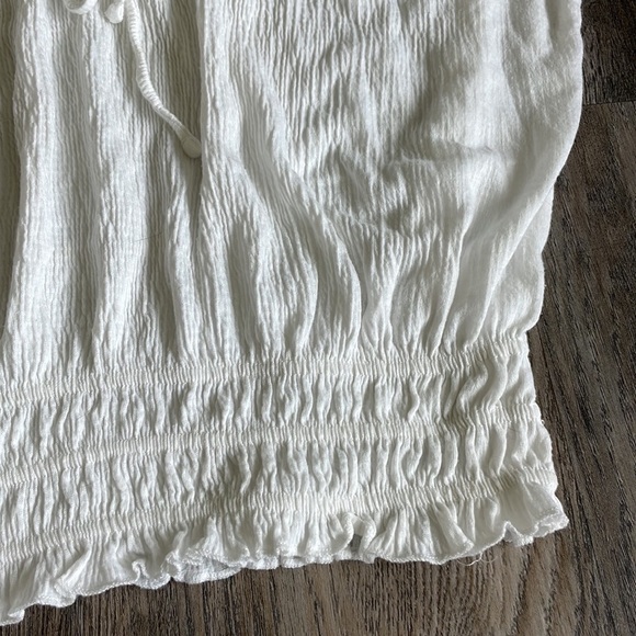 Caution to the Wind Women’s White Cropped Eyelet Top, Elastic Hem. Size medium. - Picture 4 of 8